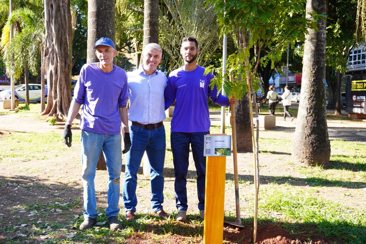 Grupo Athia faz plantio de árvores pelo projeto "100 anos, 100 árvores" — foto 2