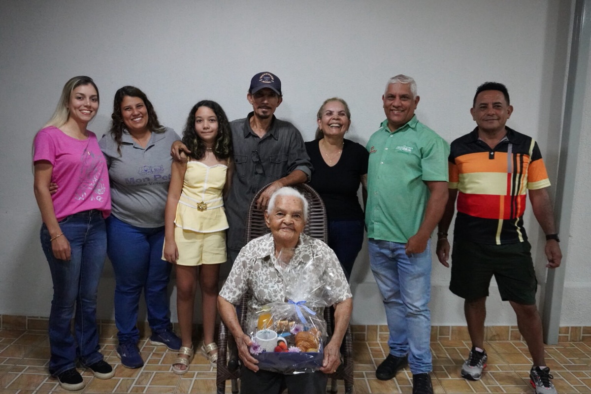 Idosos centenários são homenageados em ação do Grupo Athia — foto 2
