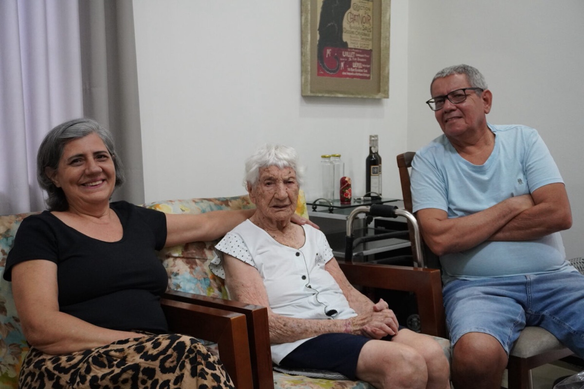 Idosos centenários são homenageados em ação do Grupo Athia — foto 3