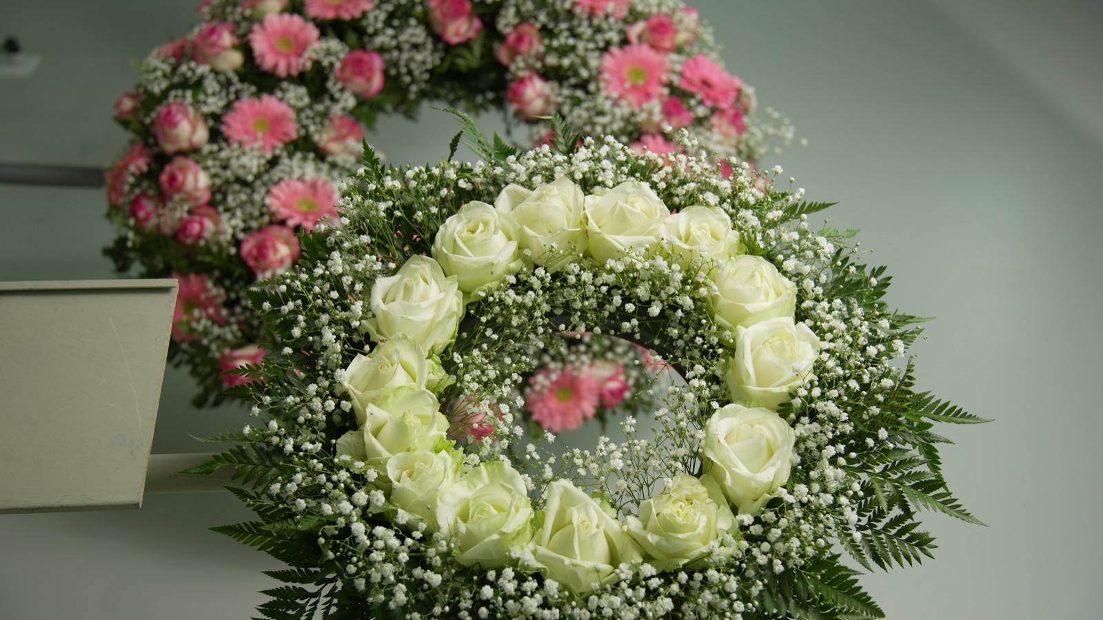 Coroas de flores com arranjos personalizados