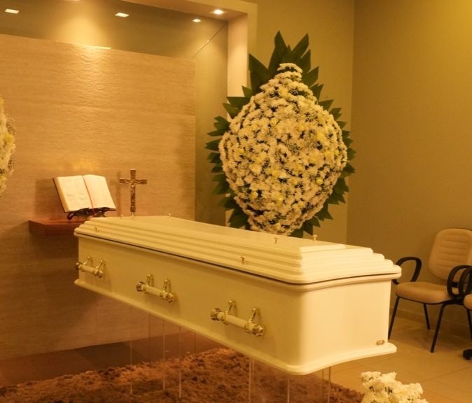 Sala de vel&oacute;rio com coroas de flores