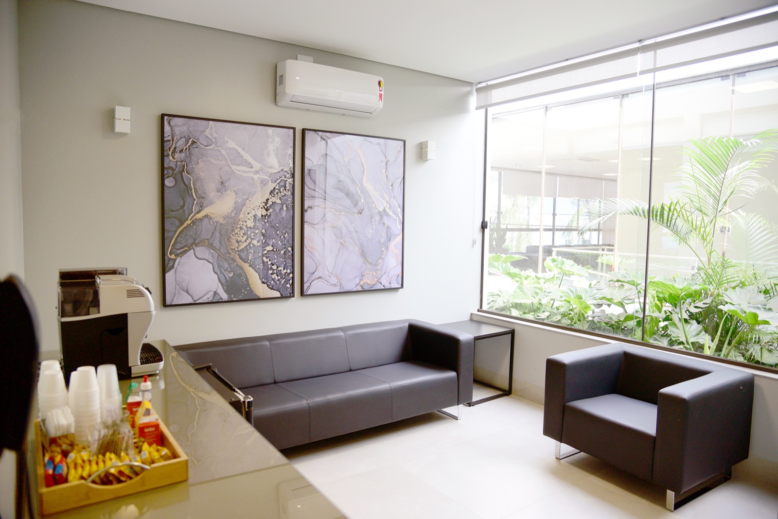 Sala de descanso familiar com sofás e café